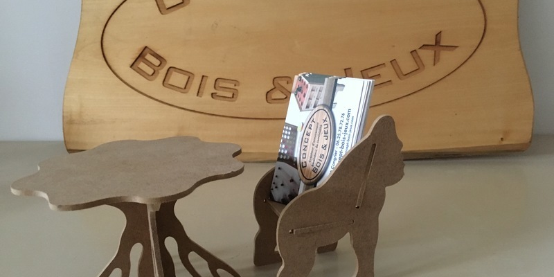 Une table avec une chaise en forme de Gorille